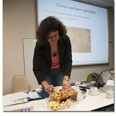 Isabelle découpe le panettone